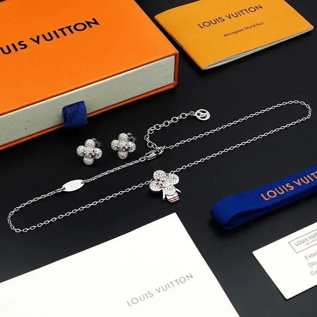 Louis Vuitton colar com pingente floral de cristal 3
