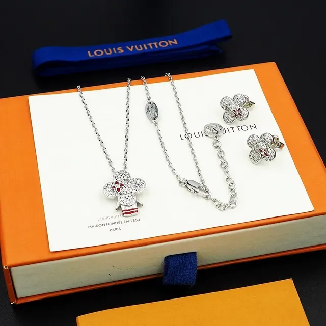Louis Vuitton colar com pingente floral de cristal 6