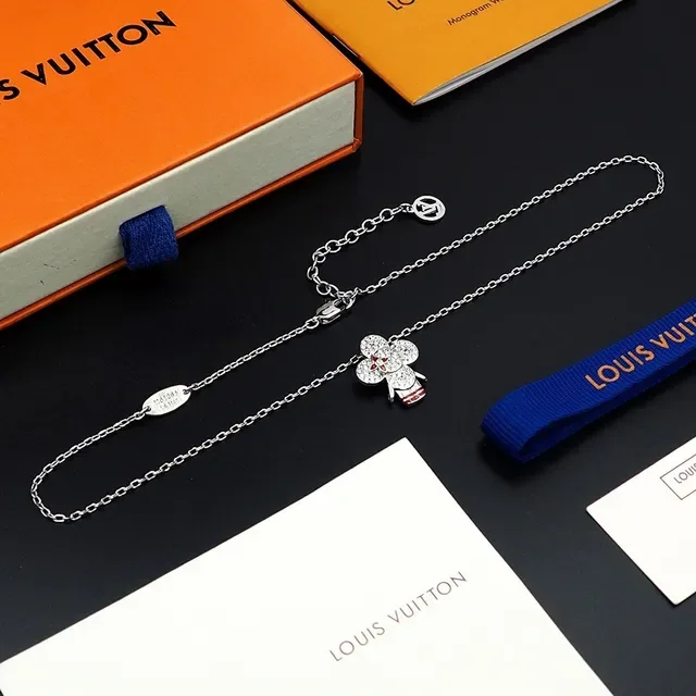 Louis Vuitton colar com pingente floral de cristal 7
