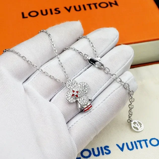 Louis Vuitton colar com pingente floral de cristal 9