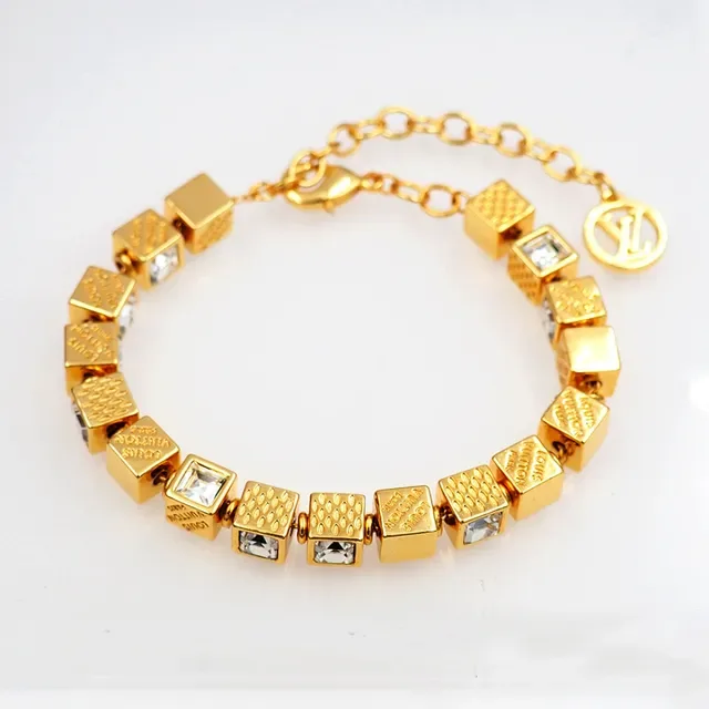 Louis Vuitton Pulsera Cube Oro Charms Transparentes Grabados Branding 2