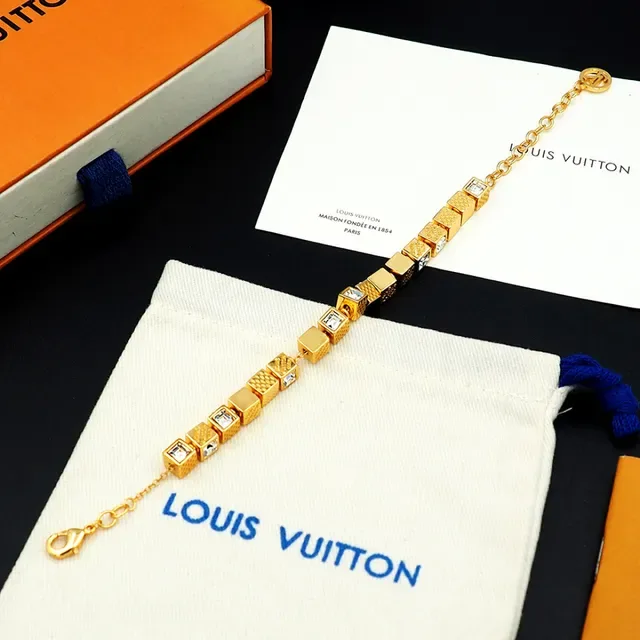 Louis Vuitton Pulsera Cube Oro Charms Transparentes Grabados Branding 3