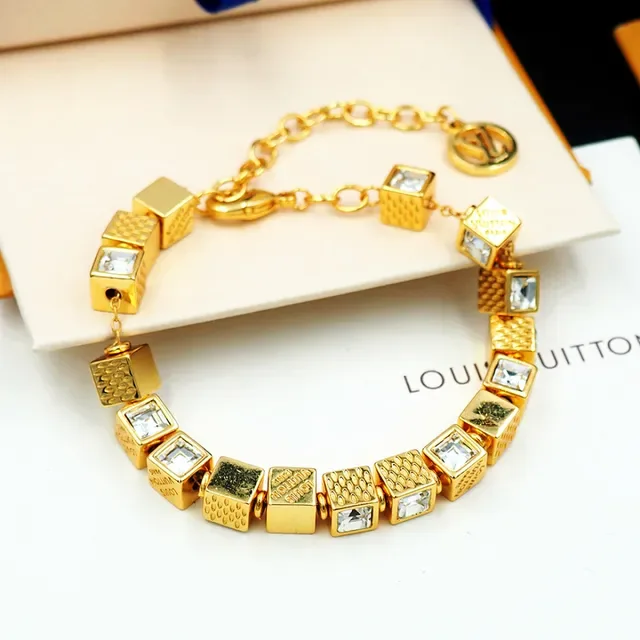 Louis Vuitton Pulsera Cube Oro Charms Transparentes Grabados Branding 4
