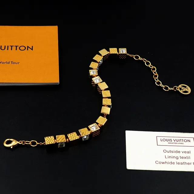 Louis Vuitton Pulsera Cube Oro Charms Transparentes Grabados Branding 7
