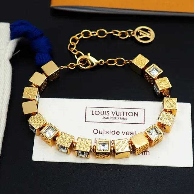 Louis Vuitton Pulsera Cube Oro Charms Transparentes Grabados Branding 9