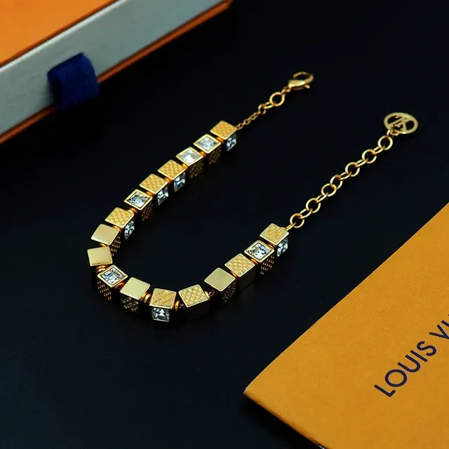 Louis Vuitton Pulsera Cube Oro Charms Transparentes Grabados Branding 10
