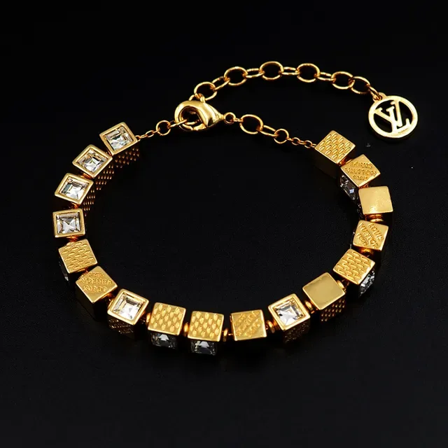Louis Vuitton Pulsera Cube Oro Charms Transparentes Grabados Branding 11