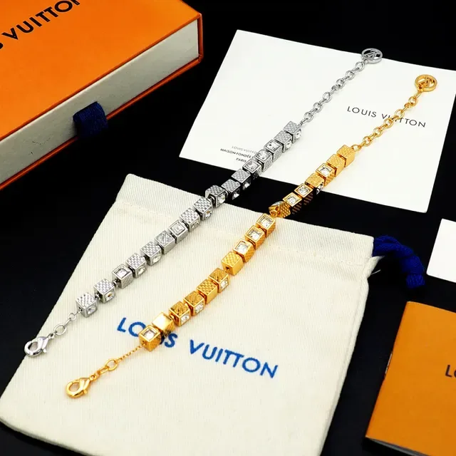 Louis Vuitton Pulsera Cube Oro Charms Transparentes Grabados Branding 13