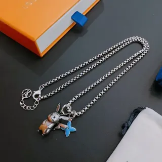 Collier Louis Vuitton Émaillé Pikachu et Fleur Charm Chaîne d'Argent