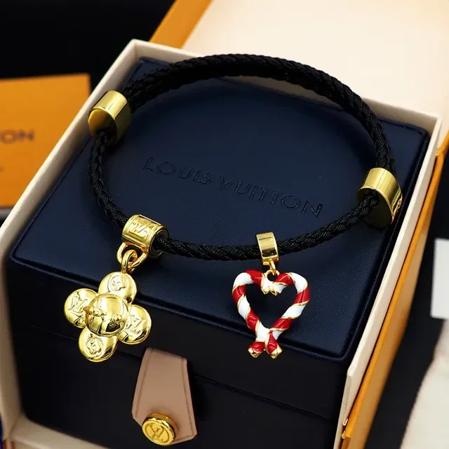 Louis Vuitton Pulseira de Cordão Trançado com Charms Florais e Coração 2
