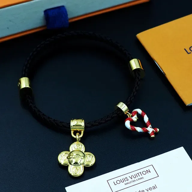 Louis Vuitton Pulseira de Cordão Trançado com Charms Florais e Coração 4
