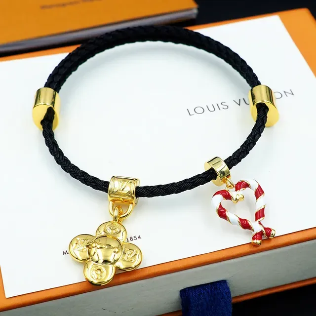 Louis Vuitton Pulseira de Cordão Trançado com Charms Florais e Coração 5