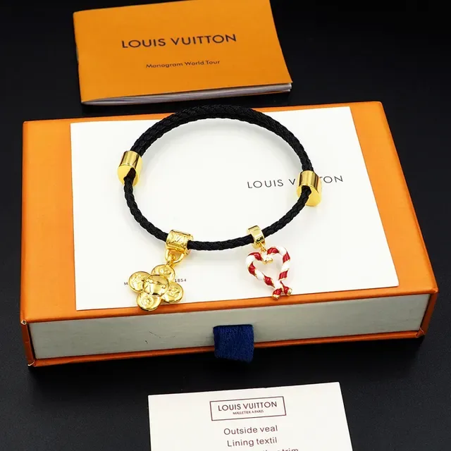 Louis Vuitton Pulseira de Cordão Trançado com Charms Florais e Coração 7