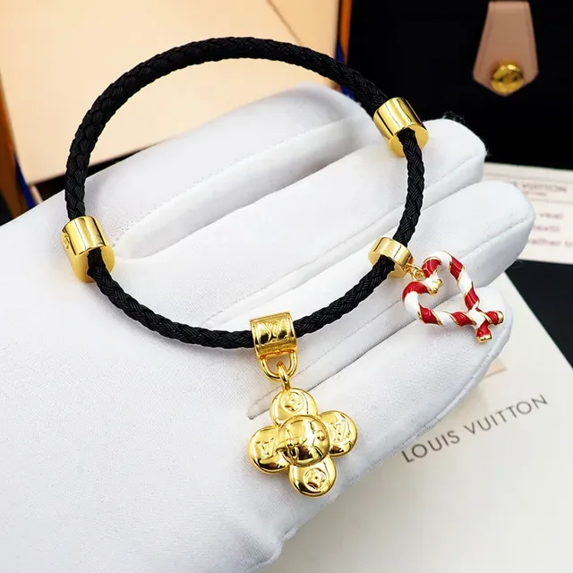 Louis Vuitton Pulseira de Cordão Trançado com Charms Florais e Coração 8