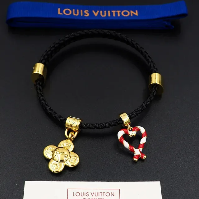 Louis Vuitton Pulseira de Cordão Trançado com Charms Florais e Coração 9