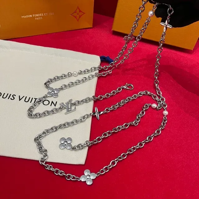 Louis Vuitton Corrente Floral de Pérolas Corrente Curb Prata Branca Charms de Flor Quatrofolhas Colar 2