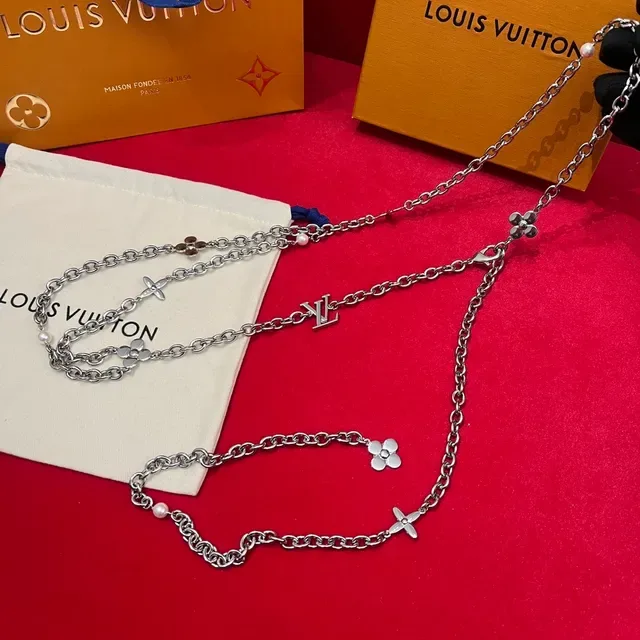 Louis Vuitton Corrente Floral de Pérolas Corrente Curb Prata Branca Charms de Flor Quatrofolhas Colar 4