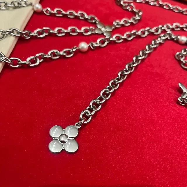 Louis Vuitton Corrente Floral de Pérolas Corrente Curb Prata Branca Charms de Flor Quatrofolhas Colar 5