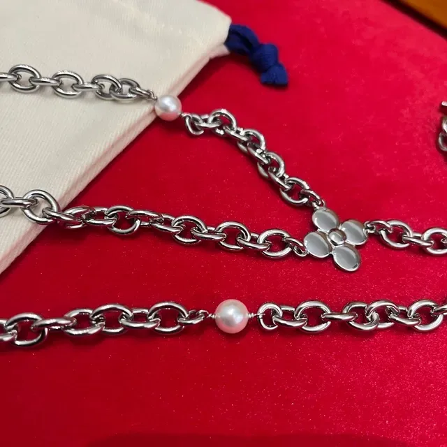 Louis Vuitton Corrente Floral de Pérolas Corrente Curb Prata Branca Charms de Flor Quatrofolhas Colar 6