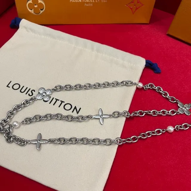 Louis Vuitton Corrente Floral de Pérolas Corrente Curb Prata Branca Charms de Flor Quatrofolhas Colar 7