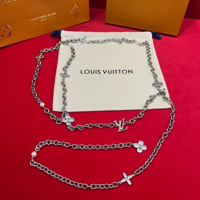 Louis Vuitton Corrente Floral de Pérolas Corrente Curb Prata Branca Charms de Flor Quatrofolhas Colar 9
