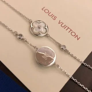 Louis Vuitton ফুল এবং মনোগ্রাম ডিস্ক চাঁদির হার