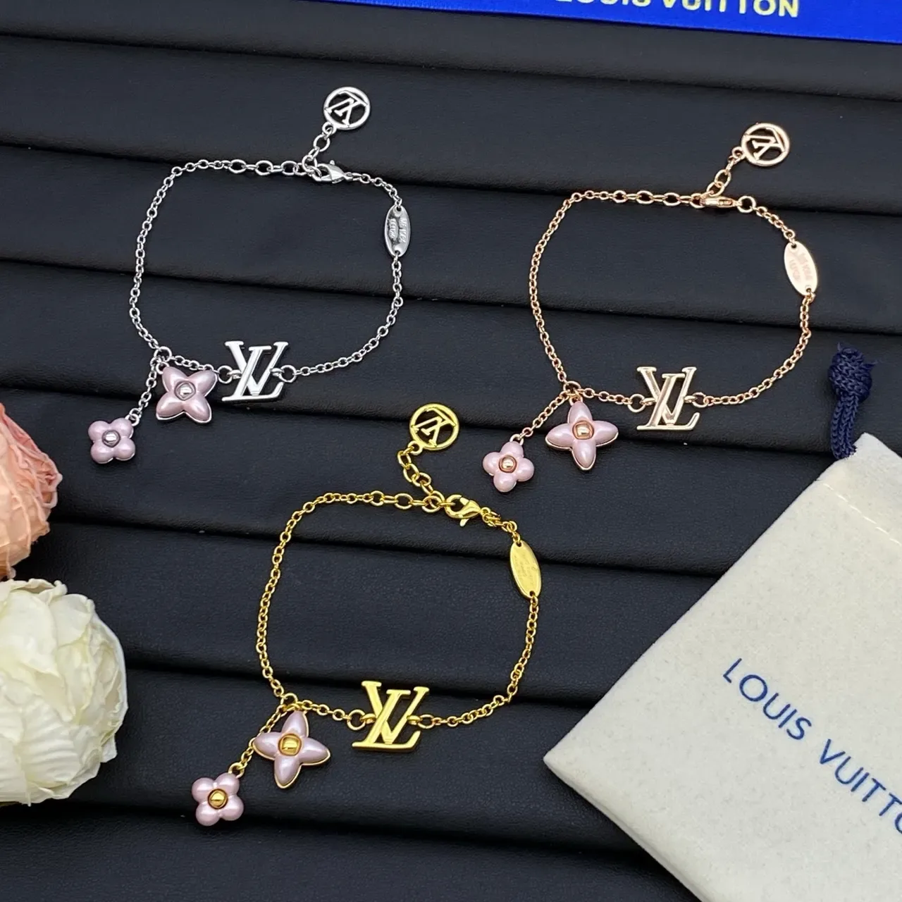 Louis Vuitton Pulseira Charm Flor Dourado Rosa Corrente Elos Finos Monograma LV 2