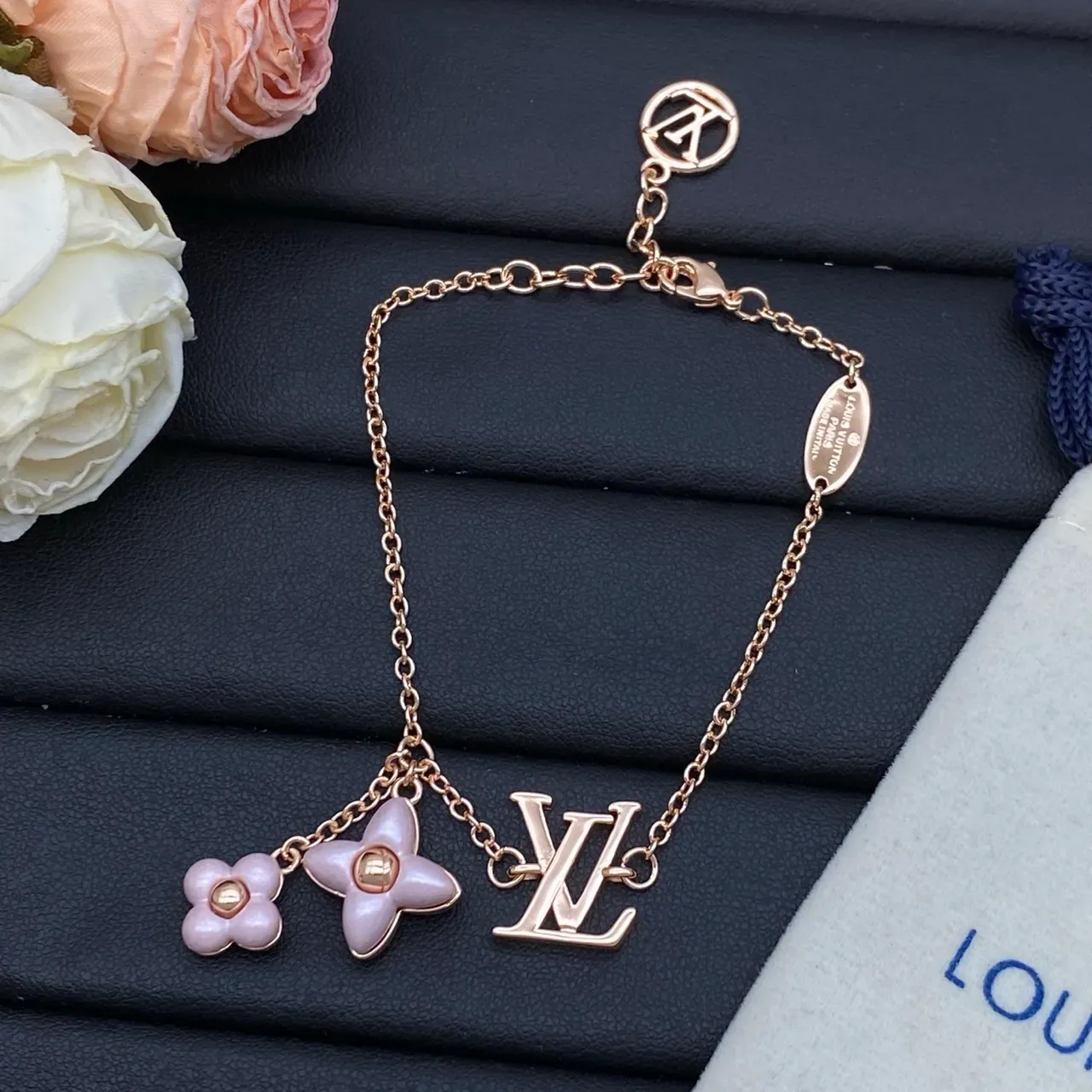 Louis Vuitton Pulseira Charm Flor Dourado Rosa Corrente Elos Finos Monograma LV 3