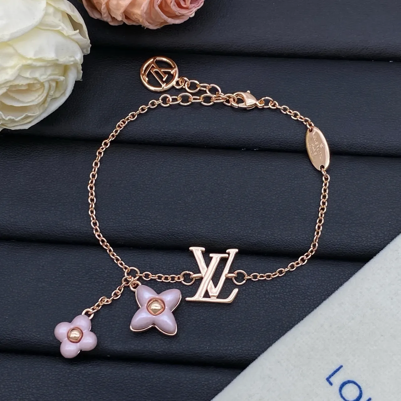 Louis Vuitton Pulseira Charm Flor Dourado Rosa Corrente Elos Finos Monograma LV 4