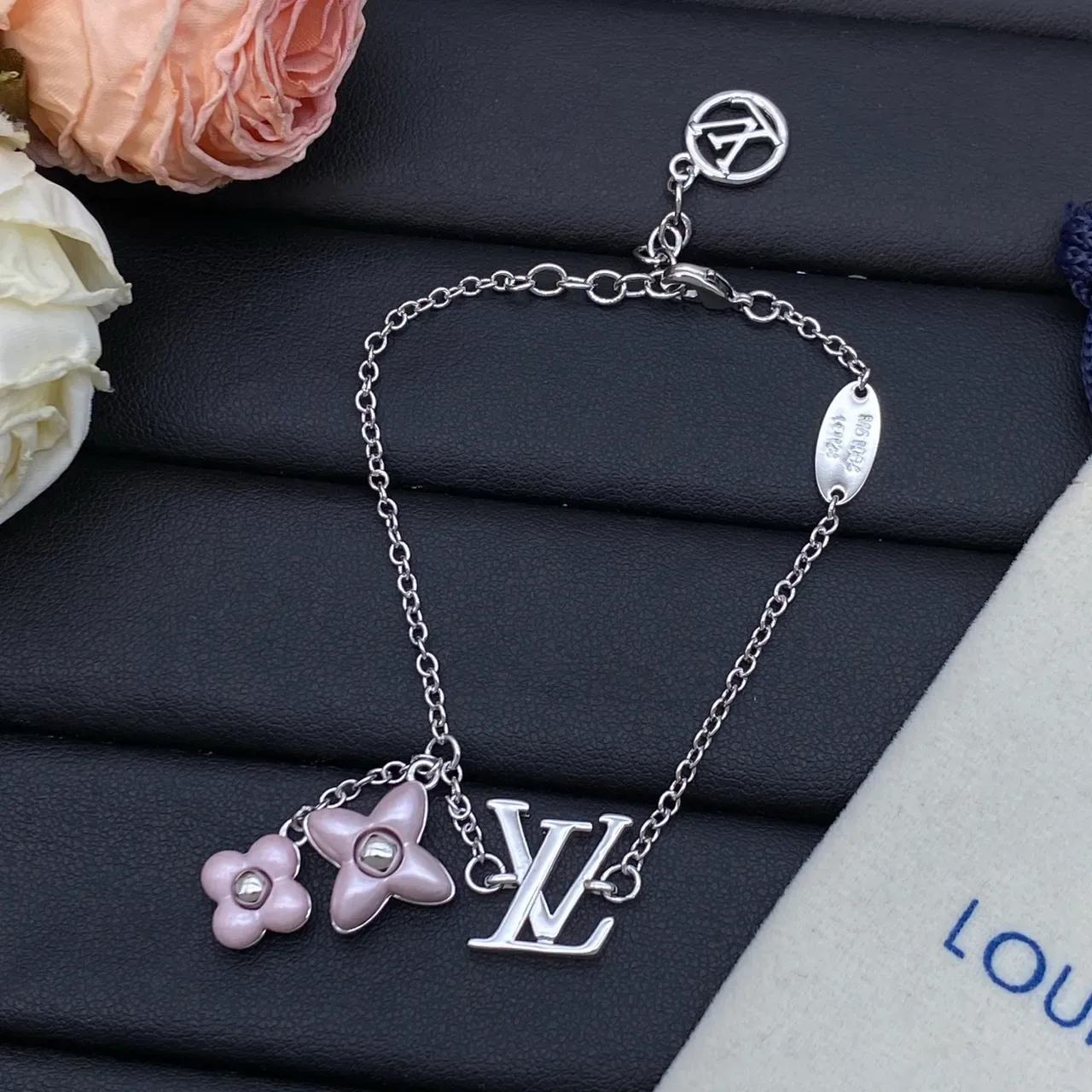 Louis Vuitton Pulseira Charm Flor Dourado Rosa Corrente Elos Finos Monograma LV 5