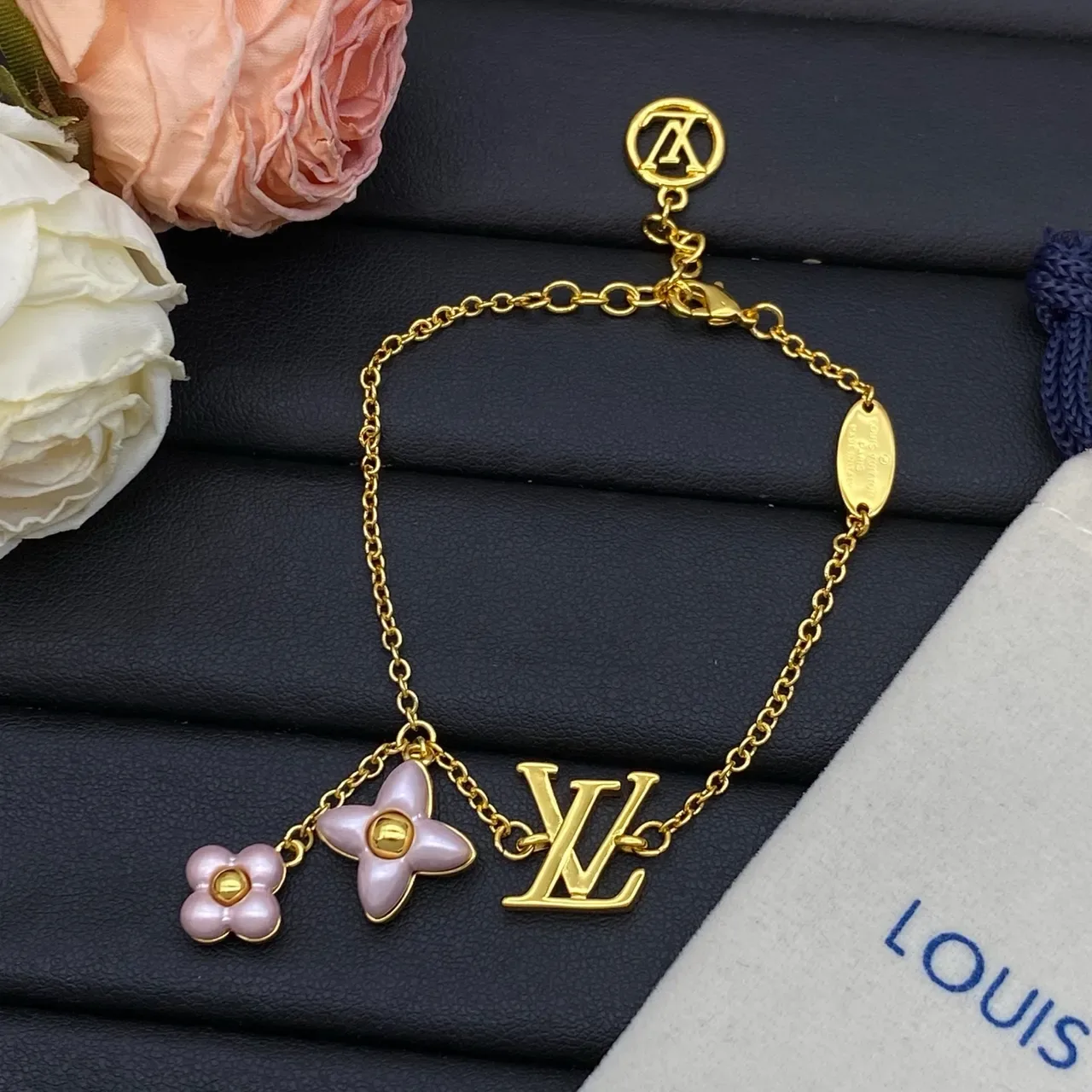 Louis Vuitton Pulseira Charm Flor Dourado Rosa Corrente Elos Finos Monograma LV 7