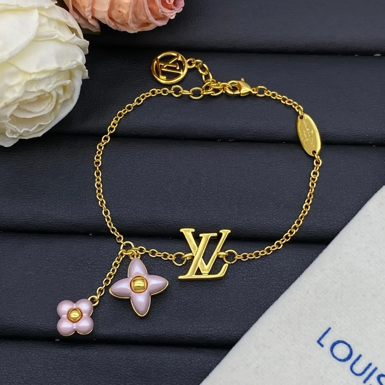 Louis Vuitton Pulseira Charm Flor Dourado Rosa Corrente Elos Finos Monograma LV 8