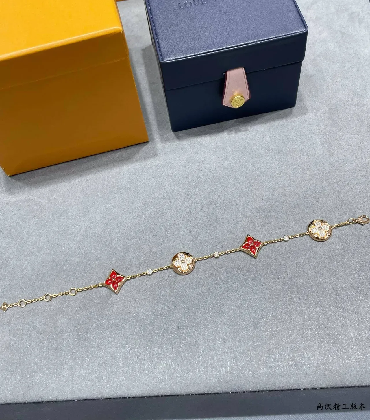 Louis Vuitton Pulsera Cadena Oro Rojo Esmaltada Colgantes Cuatrofoil Flor 2