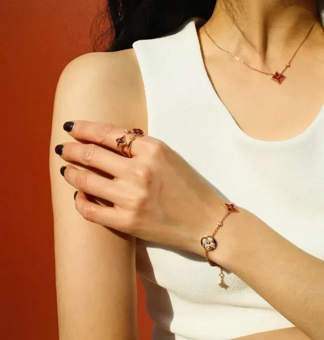 Louis Vuitton Pulsera Cadena Oro Rojo Esmaltada Colgantes Cuatrofoil Flor 9