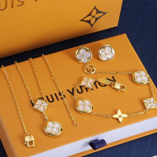 Louis Vuitton 花朵金白色链条 珍珠母贝花卉吊坠 项链 9