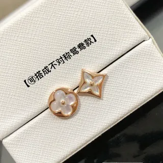 Louis Vuitton زهرة ذهبي أبيض Quatrefoil زهوري لؤلؤ نقش أقراط