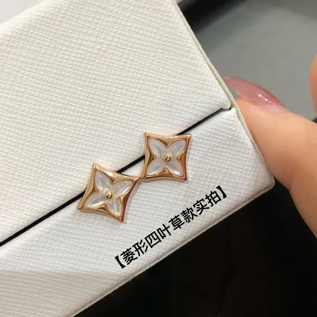 Louis Vuitton Fleur Or Blanc Quatrefoil Floral Mère-de-perle Incrustation Boucles d'Oreilles 3
