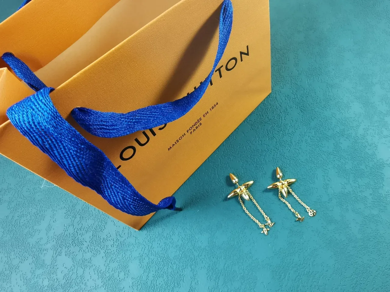 Pendientes Louis Vuitton Motivo de Flor Cadena Dorada 3