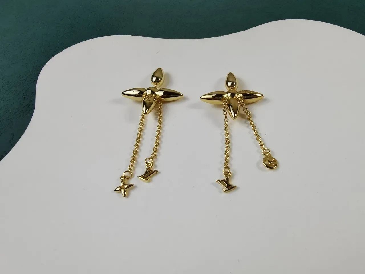 Pendientes Louis Vuitton Motivo de Flor Cadena Dorada 4