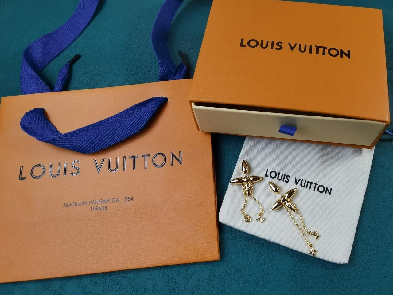 Pendientes Louis Vuitton Motivo de Flor Cadena Dorada 5