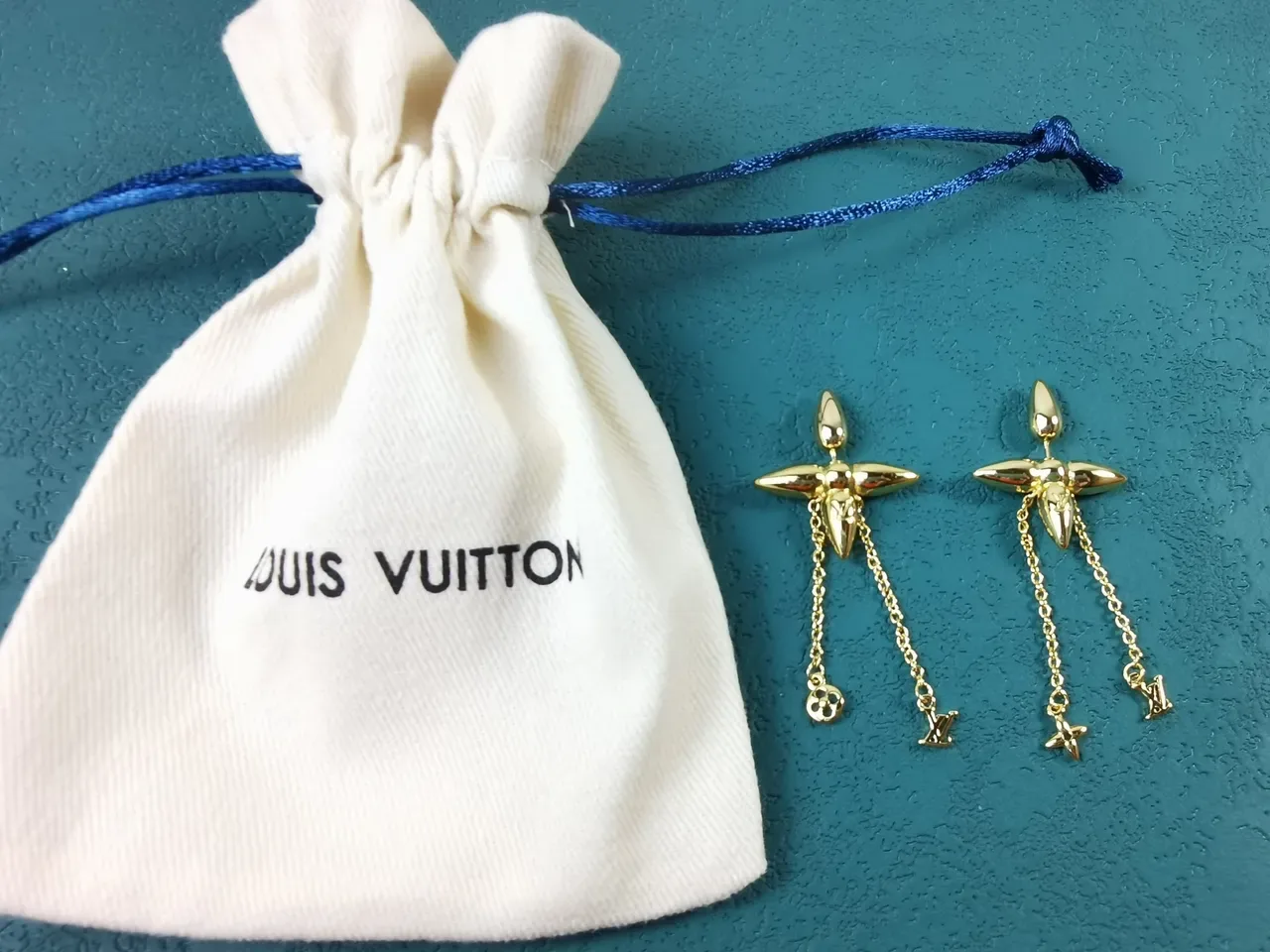 Pendientes Louis Vuitton Motivo de Flor Cadena Dorada 6