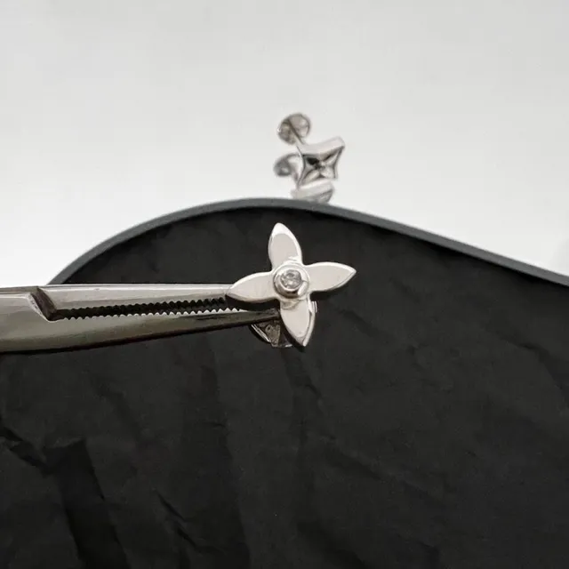 Louis Vuitton Motivo Flor Prata Ouro Brincos Stud 2