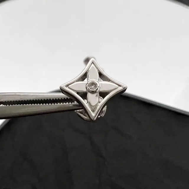 Louis Vuitton Motivo Flor Prata Ouro Brincos Stud 5