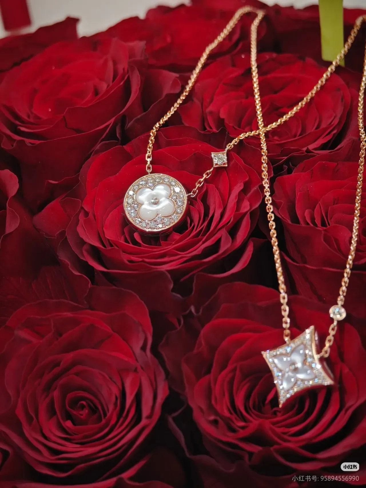 Colar Louis Vuitton Corrente Verde Dourado com Borda de Cristais Pavé 3