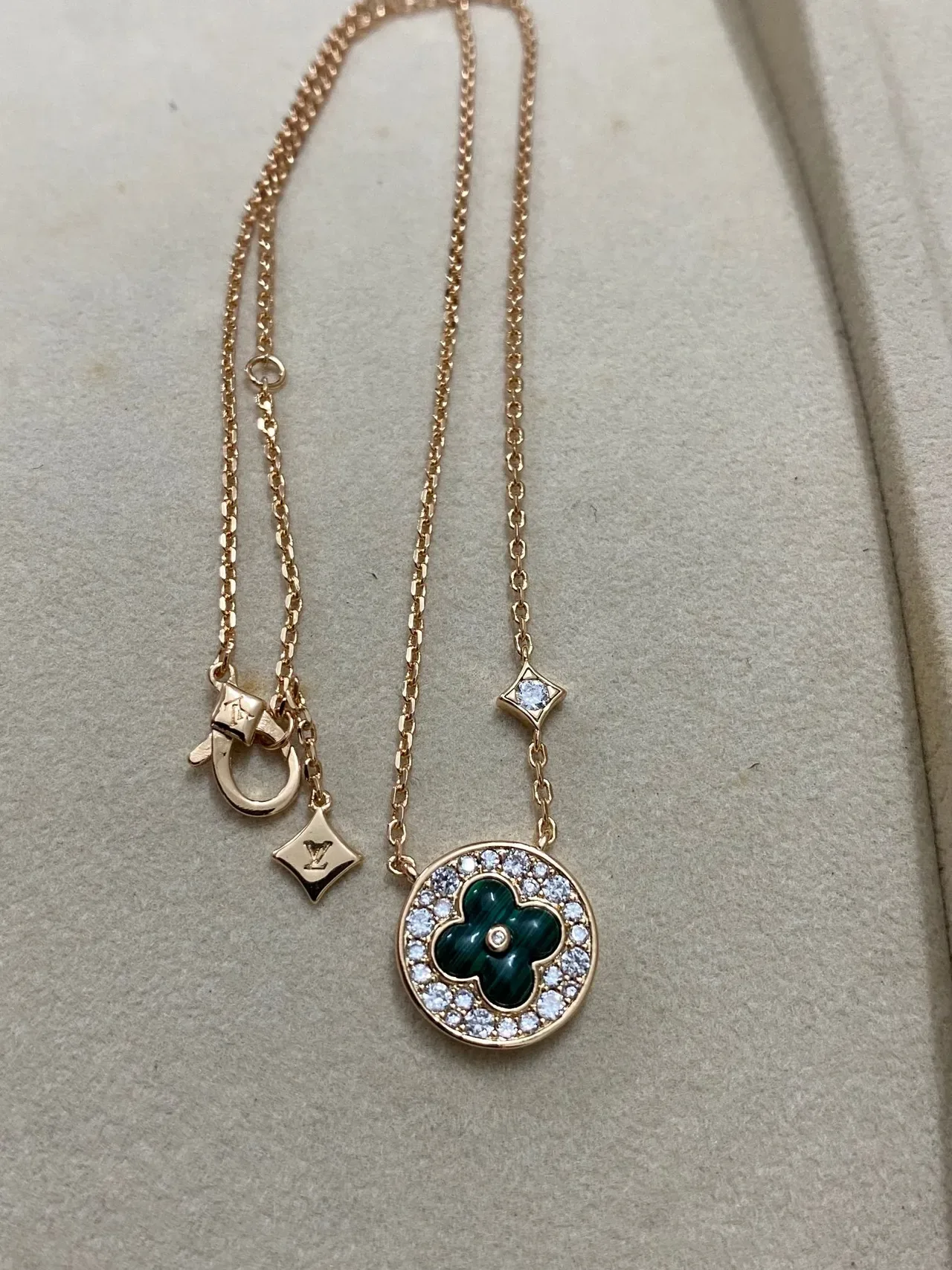 Colar Louis Vuitton Corrente Verde Dourado com Borda de Cristais Pavé 4