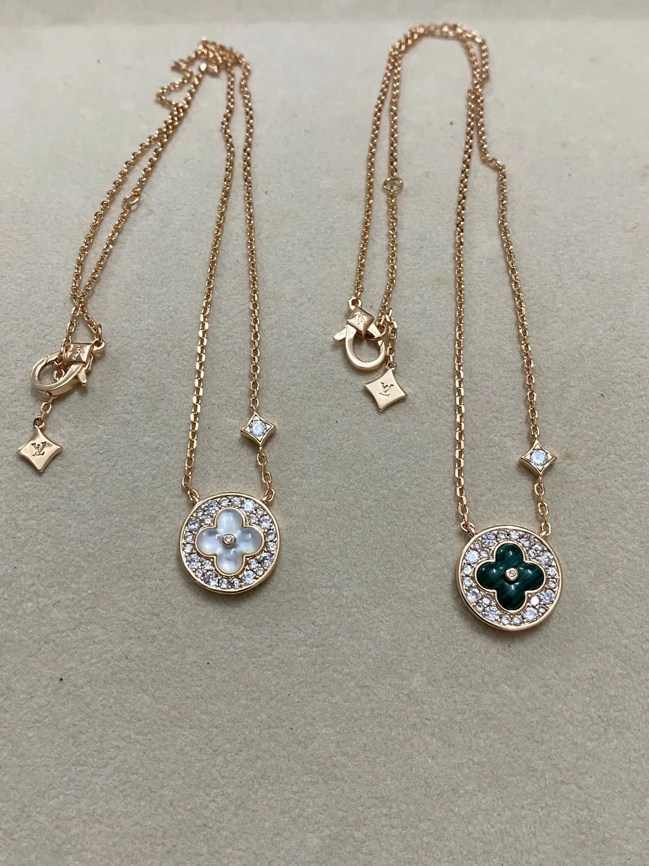 Colar Louis Vuitton Corrente Verde Dourado com Borda de Cristais Pavé 5