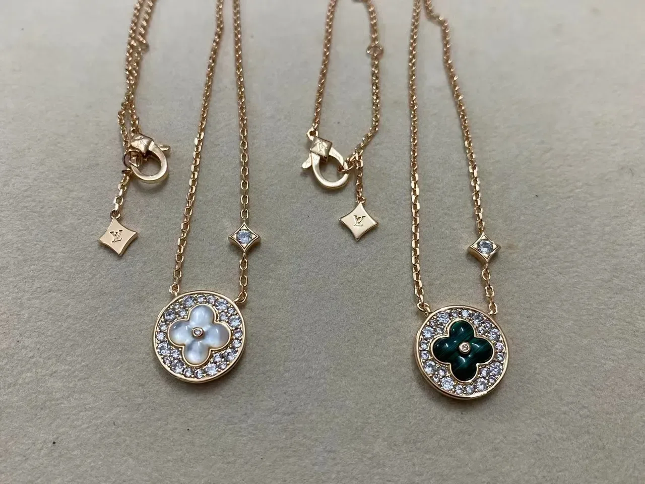 Colar Louis Vuitton Corrente Verde Dourado com Borda de Cristais Pavé 6
