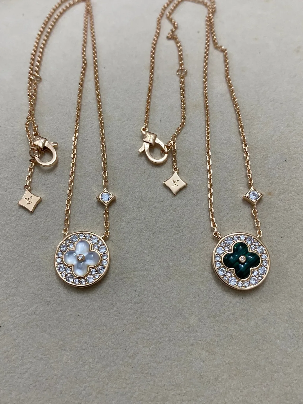 Colar Louis Vuitton Corrente Verde Dourado com Borda de Cristais Pavé 7