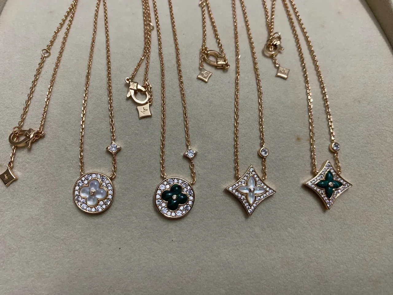 Colar Louis Vuitton Corrente Verde Dourado com Borda de Cristais Pavé 8