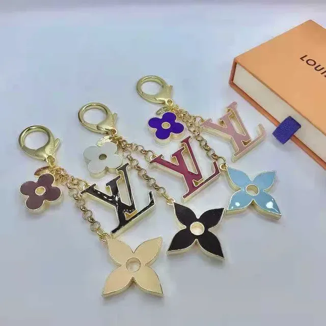 Louis Vuitton broche de metal esmaltado floral charms ouro rosa 4